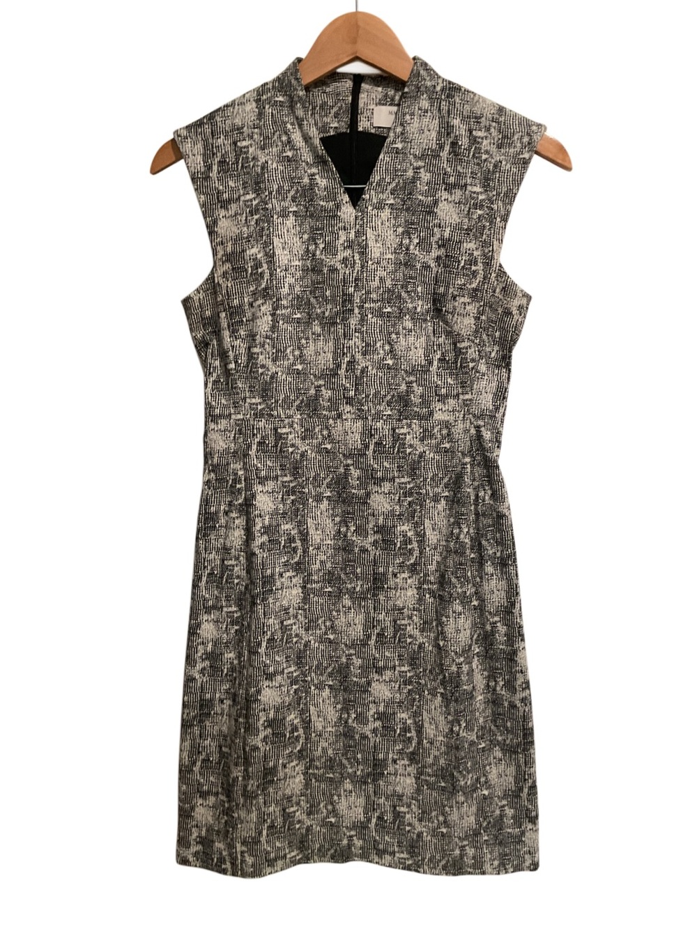 MM Lafleur Black and‎ White Textured V-Neck Sleeveless Sheath Dress